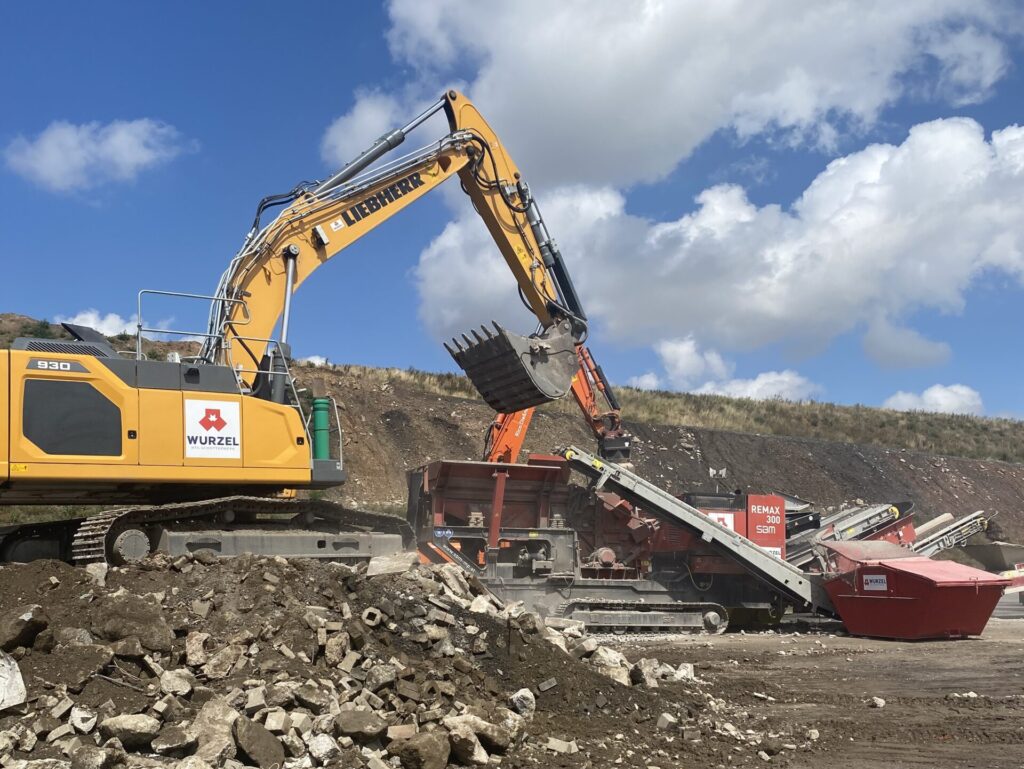 Bagger auf DK0-Deponie Mansfeld